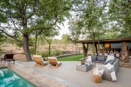 Bush Camp Safari Lodge setting 