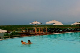 Mweya safari lodge swimming pool-lo 
