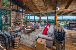 Kariega lodge lounge fireplace 