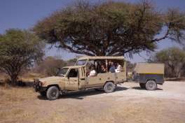 Botswana land cruiser and trailer  by Michieu lourens