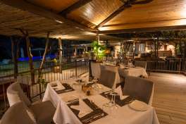 Insika lodge vic falls - dining and lounge area 