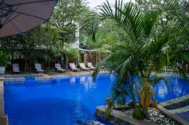 Kasambabezi lodge pool area 